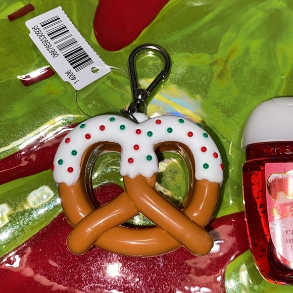 Bath and body works Christmas pretzel holder with sanitizer - Picture 2 of 3